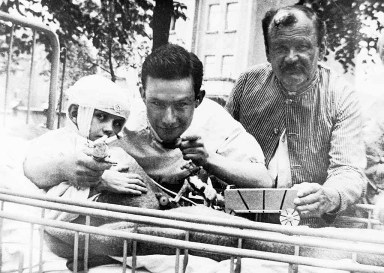 Friedrich&nbsp;Wolf als junger Arzt im Lazarett