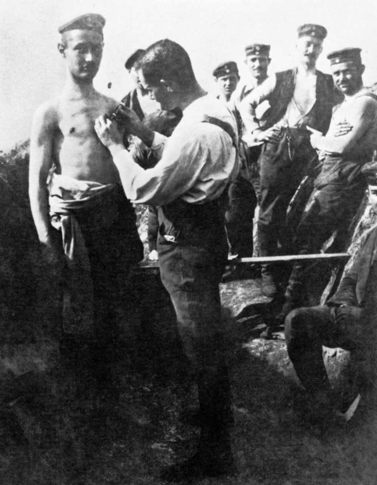 Friedrich&nbsp;Wolf als Oberarzt bei der Untersuchung im Schützengraben, 1918