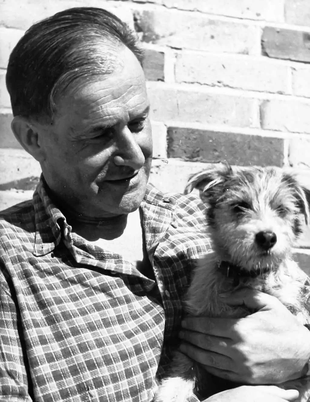 Friedrich Wolf mit seinem Hund, die Inspiration zu "Bummi"