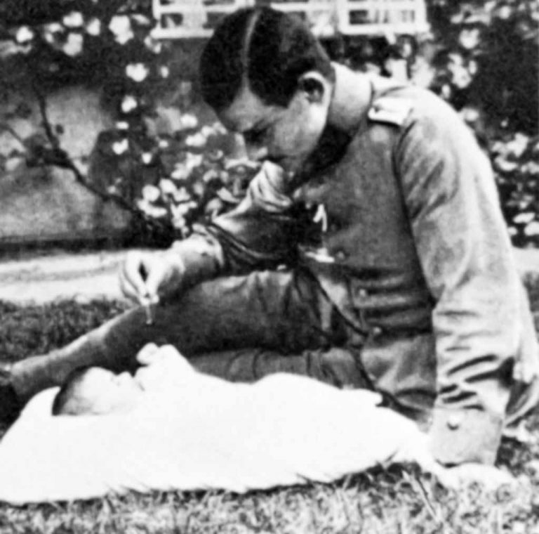 Friedrich&nbsp;Wolf mit seiner Tochter Johanna Maria w&auml;hrend eines Fronturlaubs im Sommer 1915. Johanna wurde am 7. August 1915 in Berlin geboren