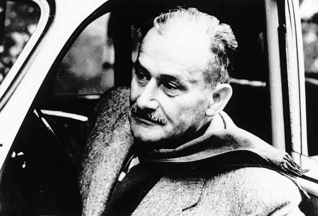 Friedrich Wolf mit wehendem Schal im Auto