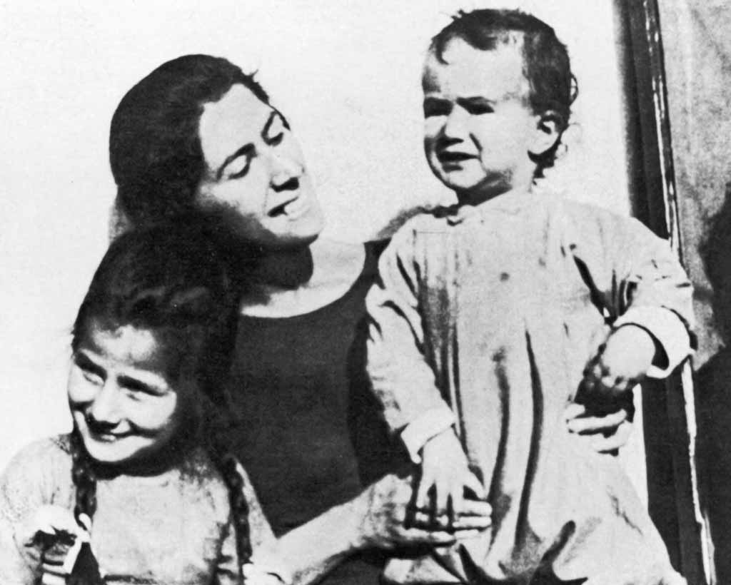 Schwarz-Wei&szlig;-Foto einer jungen Frau mit zwei Kindern