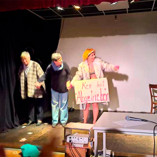 Schauspieler auf einer Bühne im Theater