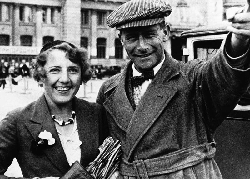 Else Kniele und Friedrich&nbsp;Wolf lachen in die Kamera.