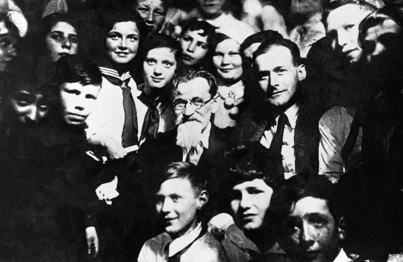 Friedrich&nbsp;Wolf inmitten vieler Menschen