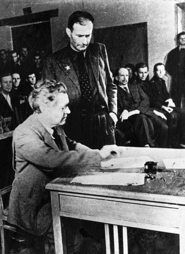 Erich Weinert und Friedrich&nbsp;Wolf beim Unterzeichnen eines Papieres.
