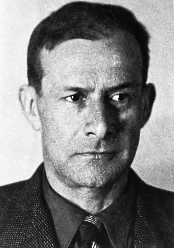 Friedrich&nbsp;Wolf mit ernstem Blick.
