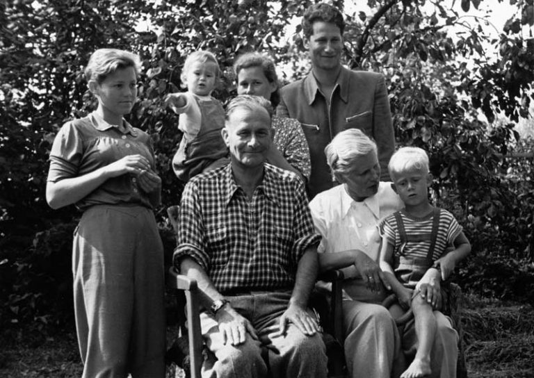 Friedrich Wolf inmitten seiner Familie.