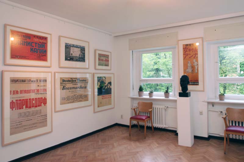 Bilder an der Wand im Ausstellungsraum und B&uuml;ste Wolfs