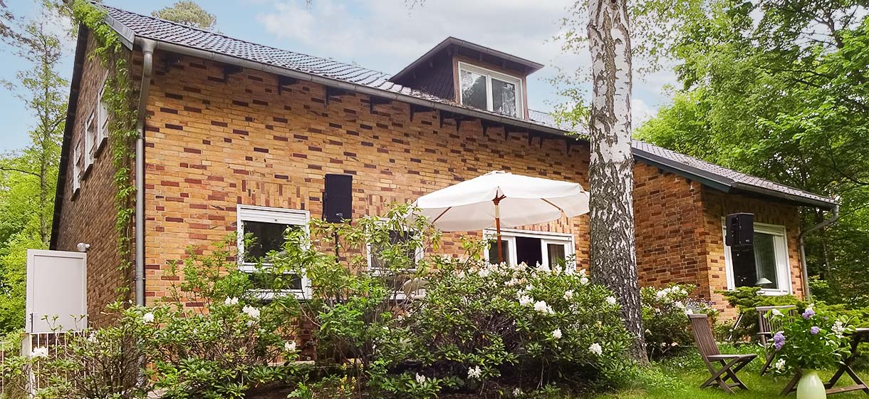 Klinkerhaus mit Sonnenschirm