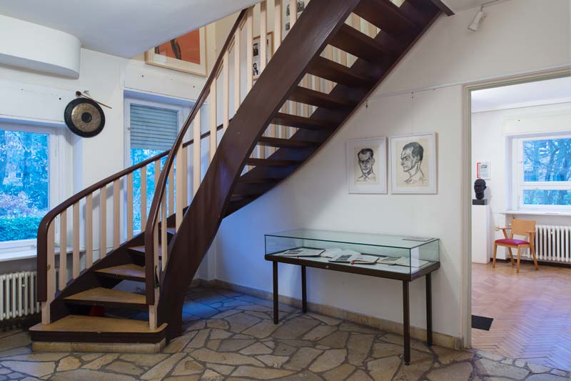 eine geschwungene Treppe