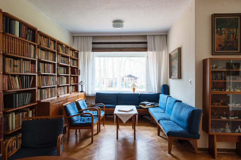 Blick in den Erker mit einer Lese-Ecke