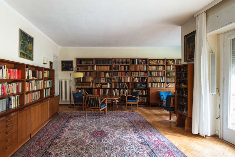 B&uuml;cherregale mit Sitzecke