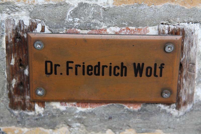 Haustürschild "Dr. Friedrich Wolf"