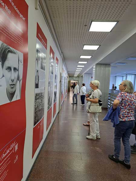 Menschen schauen sich eine Ausstellung an.