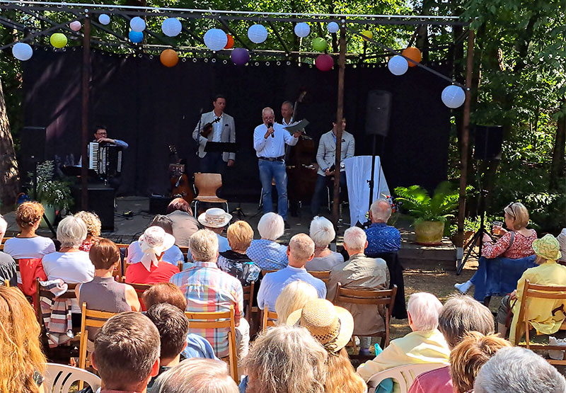 Männer musizieren auf einer openair Bühne