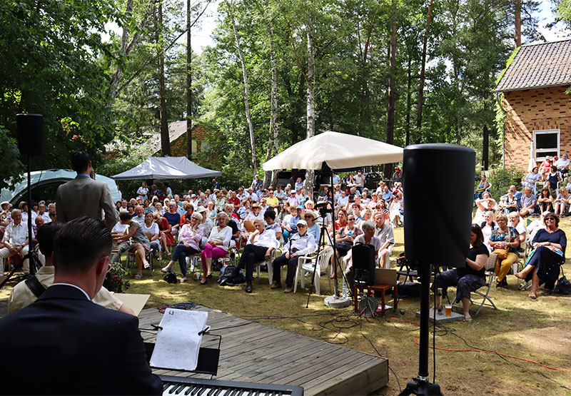Andrej Hermlin und sein Publikum im Garten