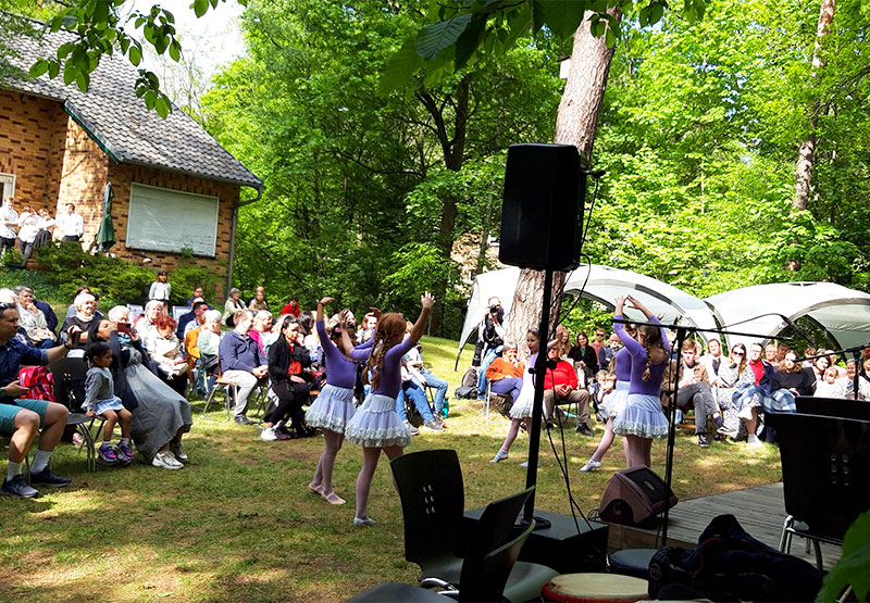 Ballettaufführung der Musikschule Oberhavel im Garten