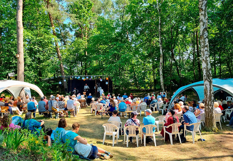 Beschwingter Nachmittag mit Band im Garten