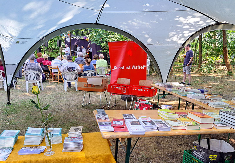 Büchertisch im Garten