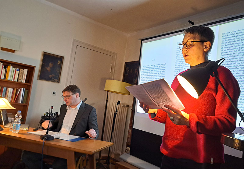 Dr. Otto Ziehaus und Jana Weinert halten einen Vortrag