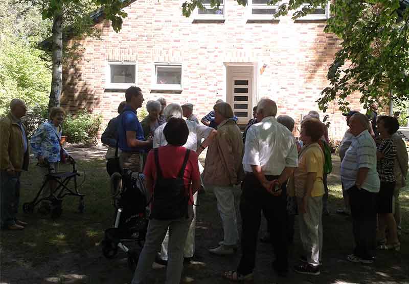 viele Menschen stehen vor dem Museum im Garten