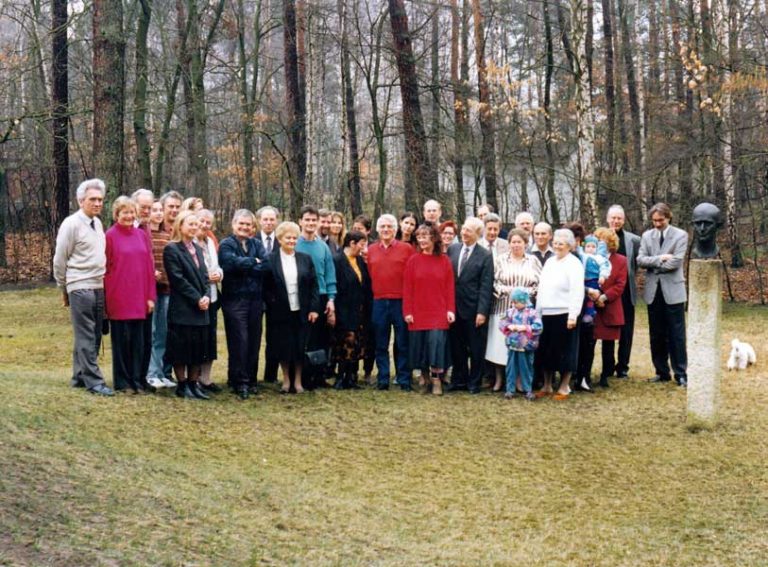 Gruppenfoto neben der Büste von Friedrich Wolf