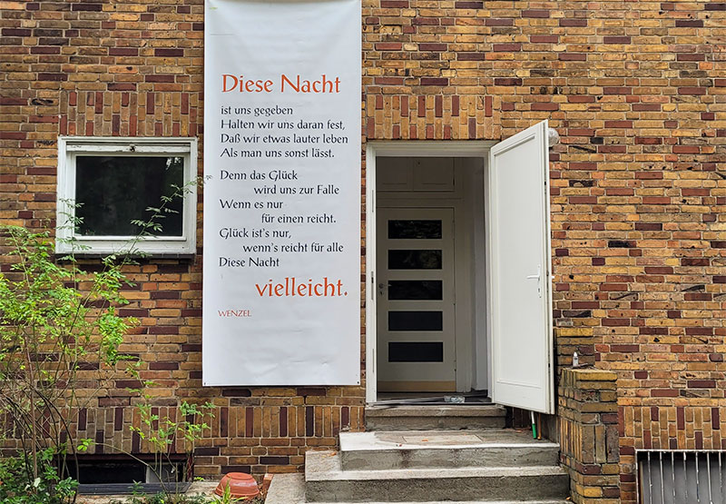 Plakat an der Hauswand des Museums