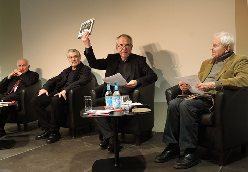 Klaus Höpcke, Klaus-Dieter Schütt, Paul Werner Wagner und Hans Modrow sitzen zusammen