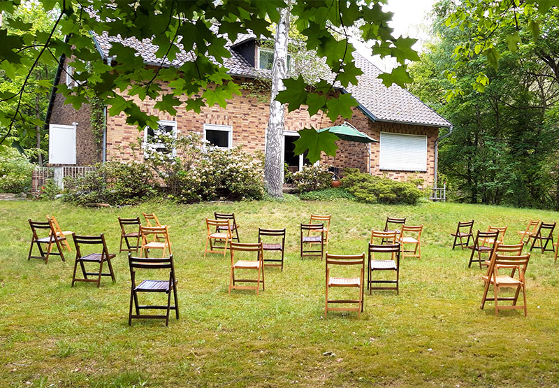 Leere Stühle sind im Garten aufgestellt