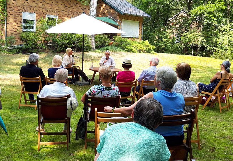 Paul Werner Wagner mit Christoph Dieckmann im Garten
