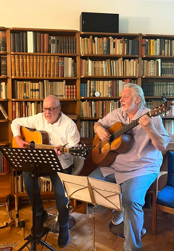 Frank Jahnel und Matthias Nitsche spielen Gitarre