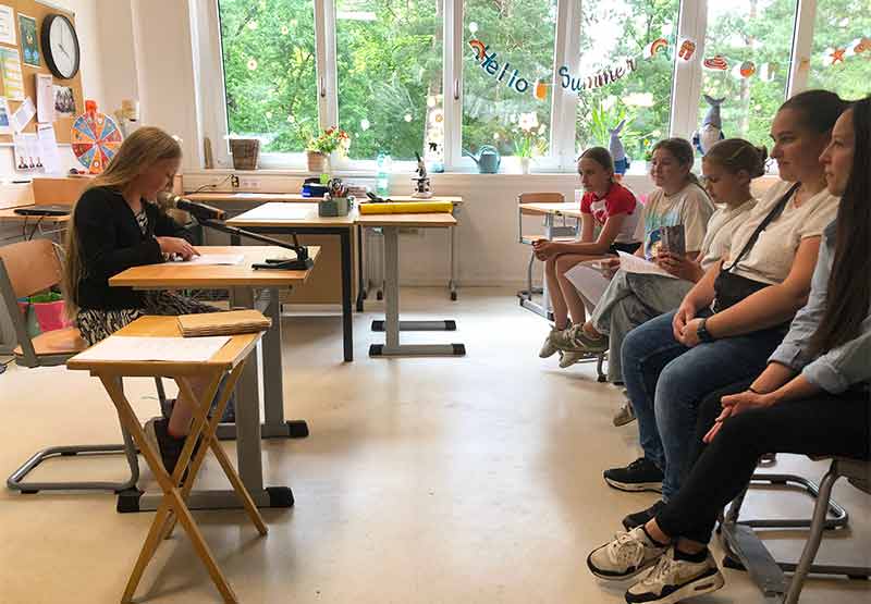 Luise Jahn liest in der Schule etwas vor