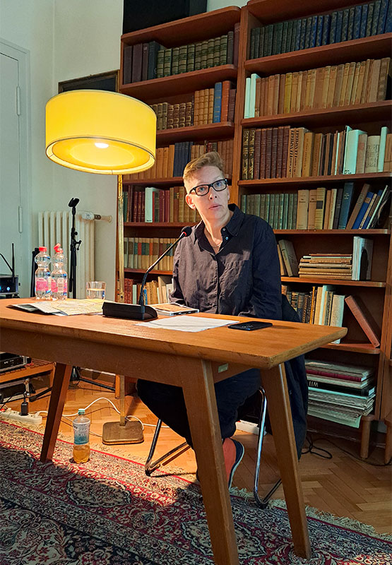 Manja Präkels mit Buch und Banjo