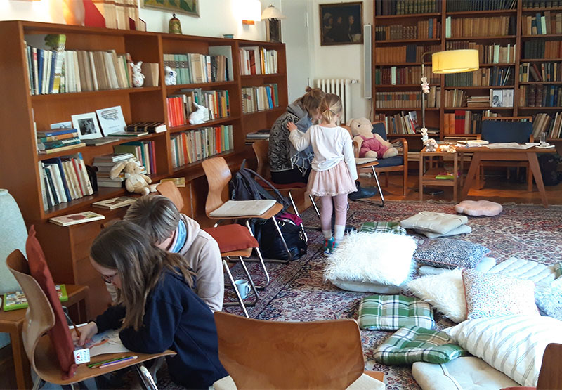 Kinder im Wohnzimmer des Museums