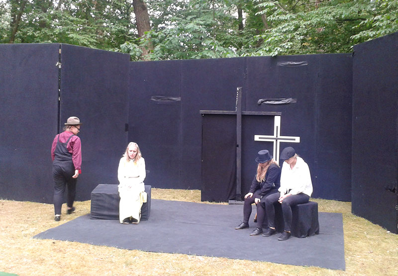 Schüler und Schülerinnen in einer Theaterkulisse im Garten