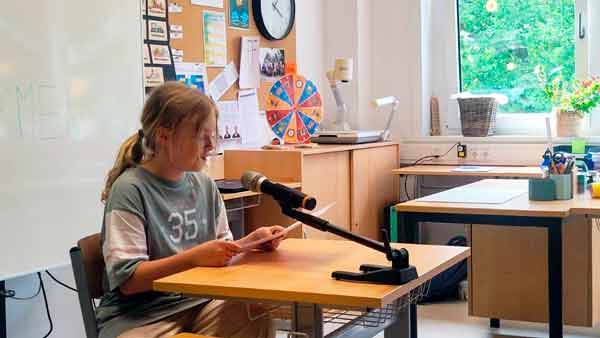 Kathi Falkenberg liest eigene Texte &ouml;ffentlich auf dem Sommerfest der Friedrich-Wolf-Grundschule in Lehnitz.