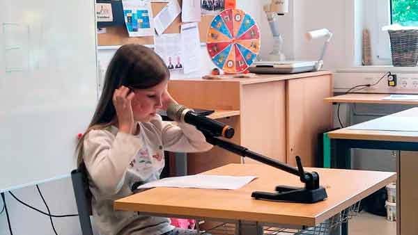 Lori Krause liest eigene Texte &ouml;ffentlich auf dem Sommerfest der Friedrich-Wolf-Grundschule in Lehnitz.