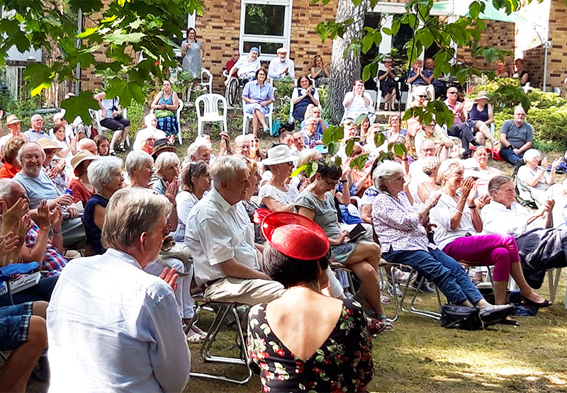 Applaudierendes Publikum sitz im Garten