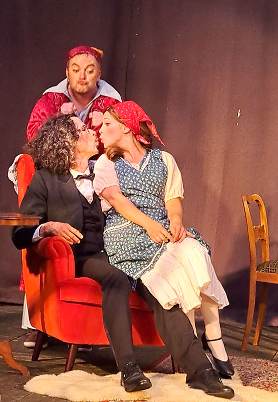 Theaterszene mit drei Mesnchen