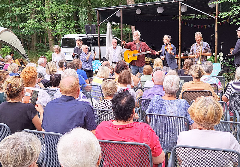 Eine Band spielt vor Publikum openair