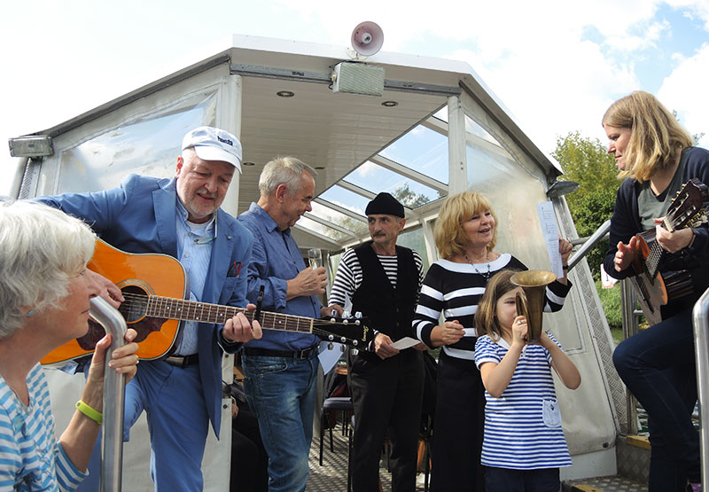 musizierende Menschen auf einem Boot