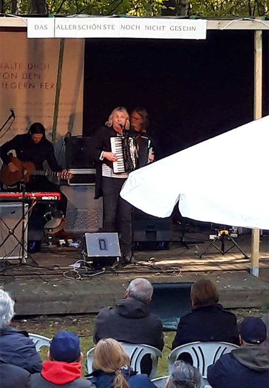 Hans-Eckardt Wenzel singt mit Akkordeon