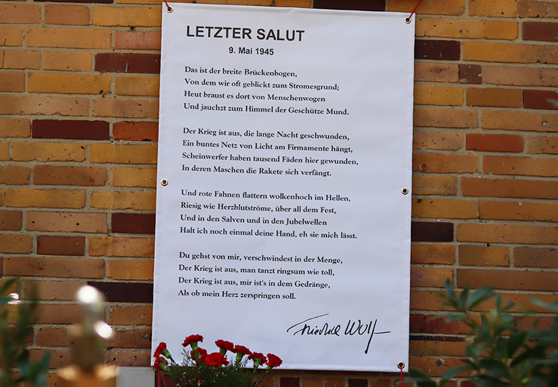 Banner an Hauswand: „Der letzte Salut“ von Friedrich Wolf am 9. Mai 1945