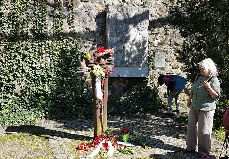 Gedenkstätte: Blumen an einer Stele
