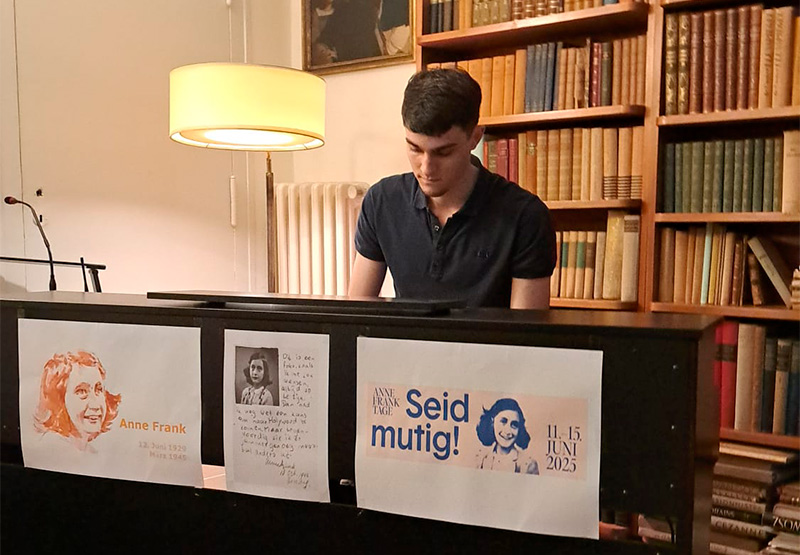 Junger Mann am Klavier bei der Lesung zum Geburtstag von Anne Frank
