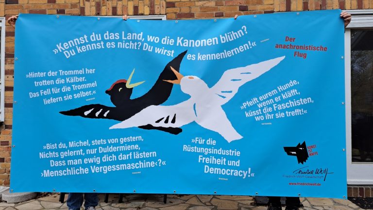 Plakat vor dem Friedrich-Wolf-Literaturpreis mit Zitaten von K&auml;stner, Brecht, Tucholsy und Wolf sowie dem Leitspruch Kunst ist Waffe