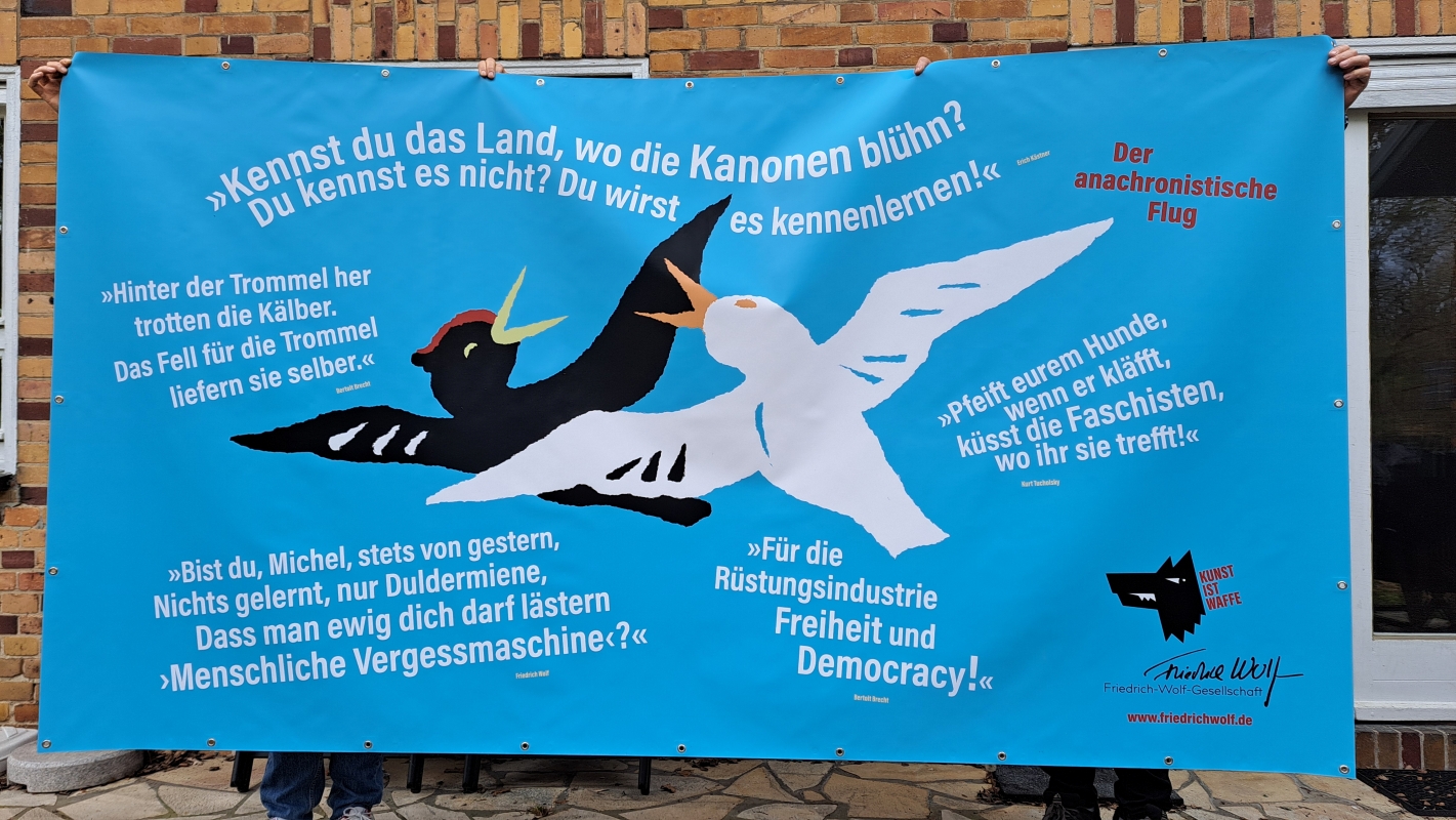Plakat vor dem Friedrich-Wolf-Literaturpreis mit Zitaten von Kästner, Brecht, Tucholsy und Wolf sowie dem Leitspruch Kunst ist Waffe