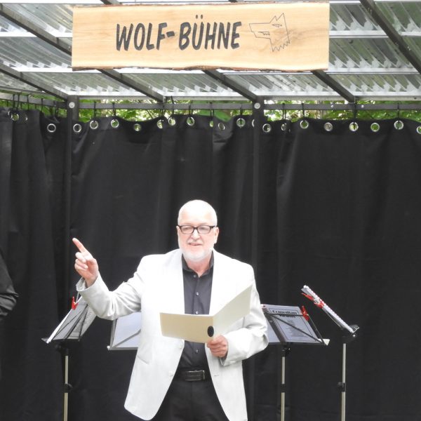 Frank Jahnel, der Vorsitzende der Friedrich-Wolf-Gesellschaft, begrüßt Klaus Lederer auf der neuen Wolf-Bühne.