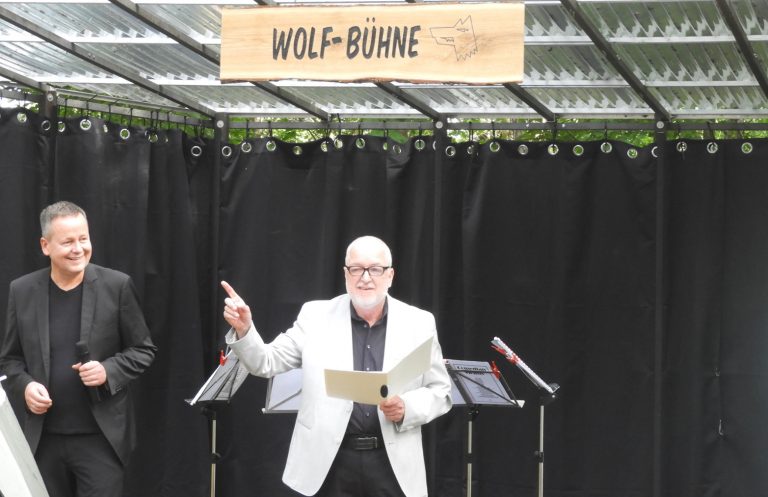 Frank Jahnel, der Vorsitzende der Friedrich-Wolf-Gesellschaft, begr&uuml;&szlig;t Klaus Lederer auf der neuen Wolf-B&uuml;hne.